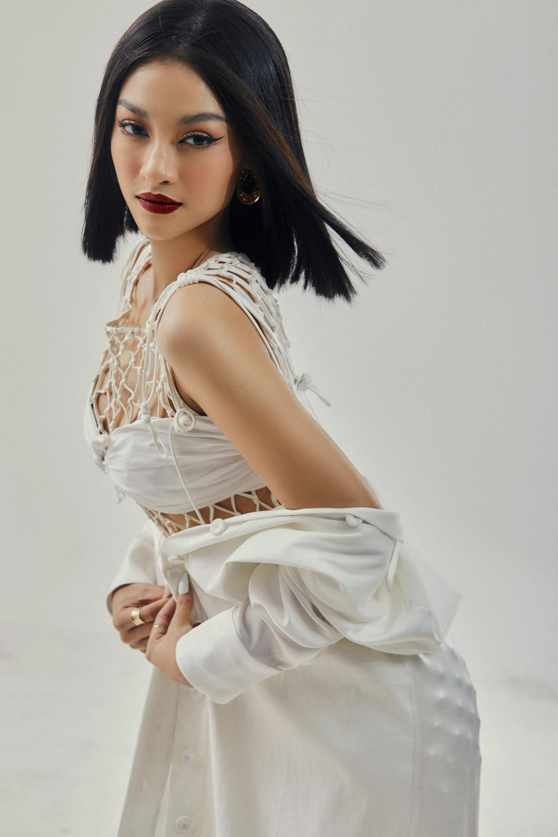 Mới đây, các fans tiếp tục được phen trầm trồ khi Á Hậu rapper “tung hoành” mạng xã hội với bộ ảnh thời trang cao cấp cùng những pose dáng chuẩn quốc tế và những trang phục đến từ NTK Nguyễn Công Trí.