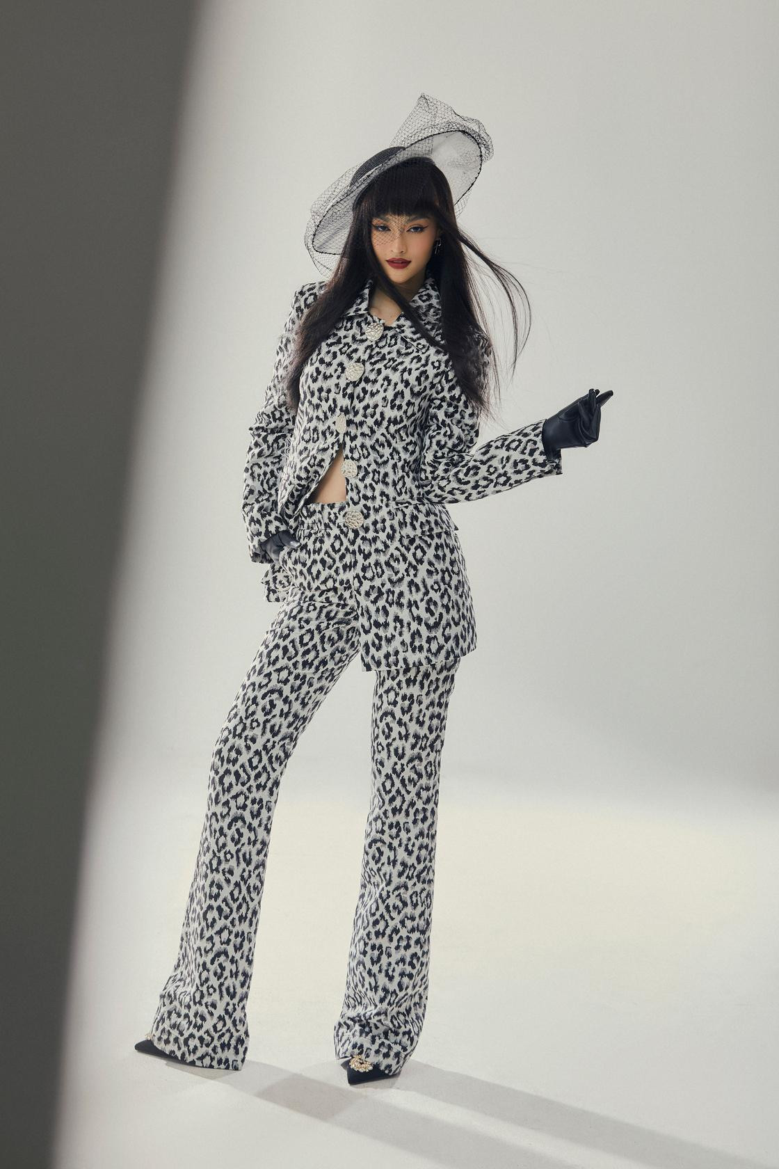 Trong bộ ảnh này, từng đường cong nóng bỏng và gương mặt đẹp không góc chết được tôn lên nhờ những thiết kế đẳng cấp và thời thượng.