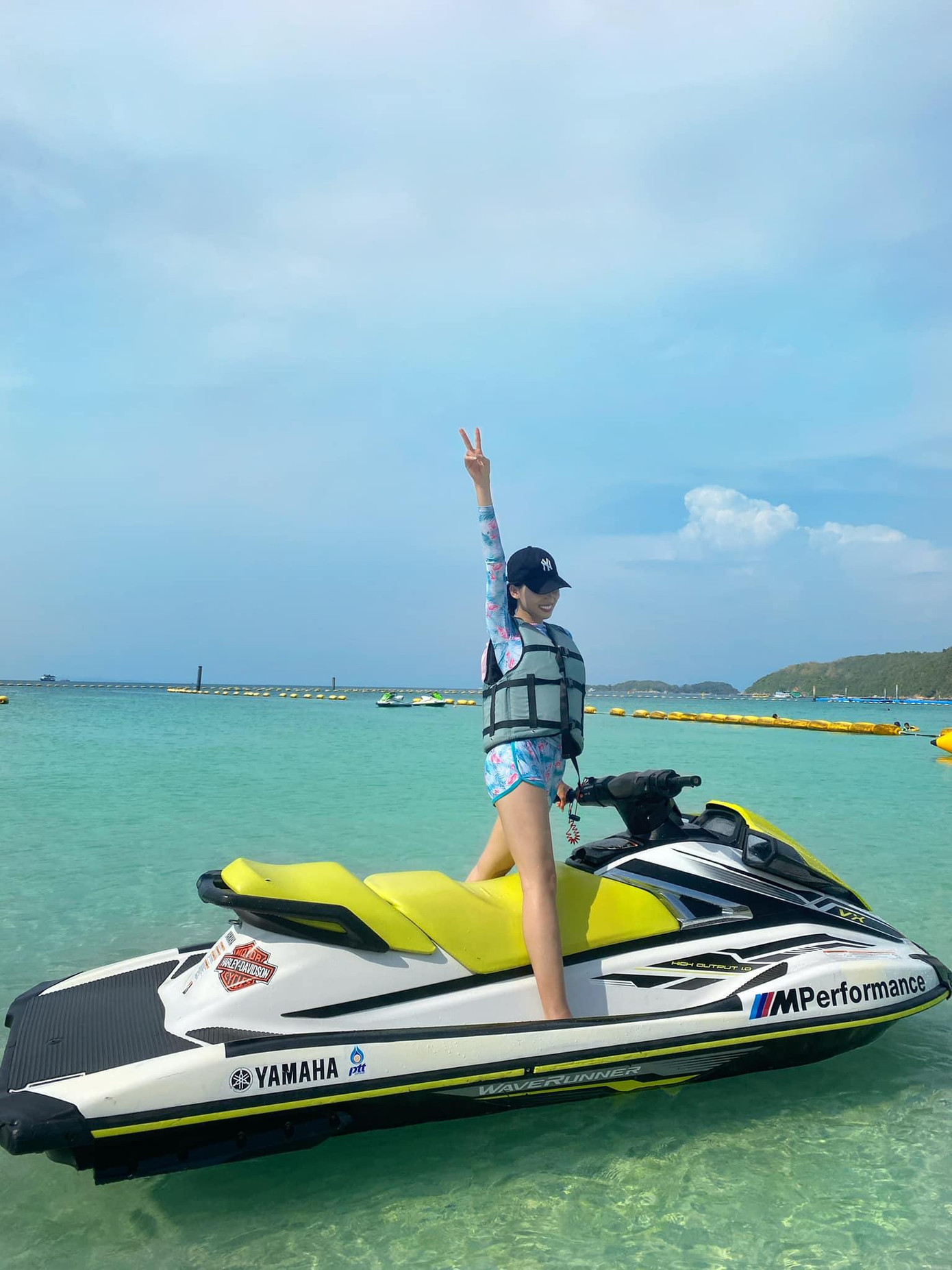 Chơi ca-nô trên biển, Ngọc Thảo khiến fans chú ý khi khoe đôi chân dài 1m11 miên man cực kỳ quyến rũ và nóng bỏng.