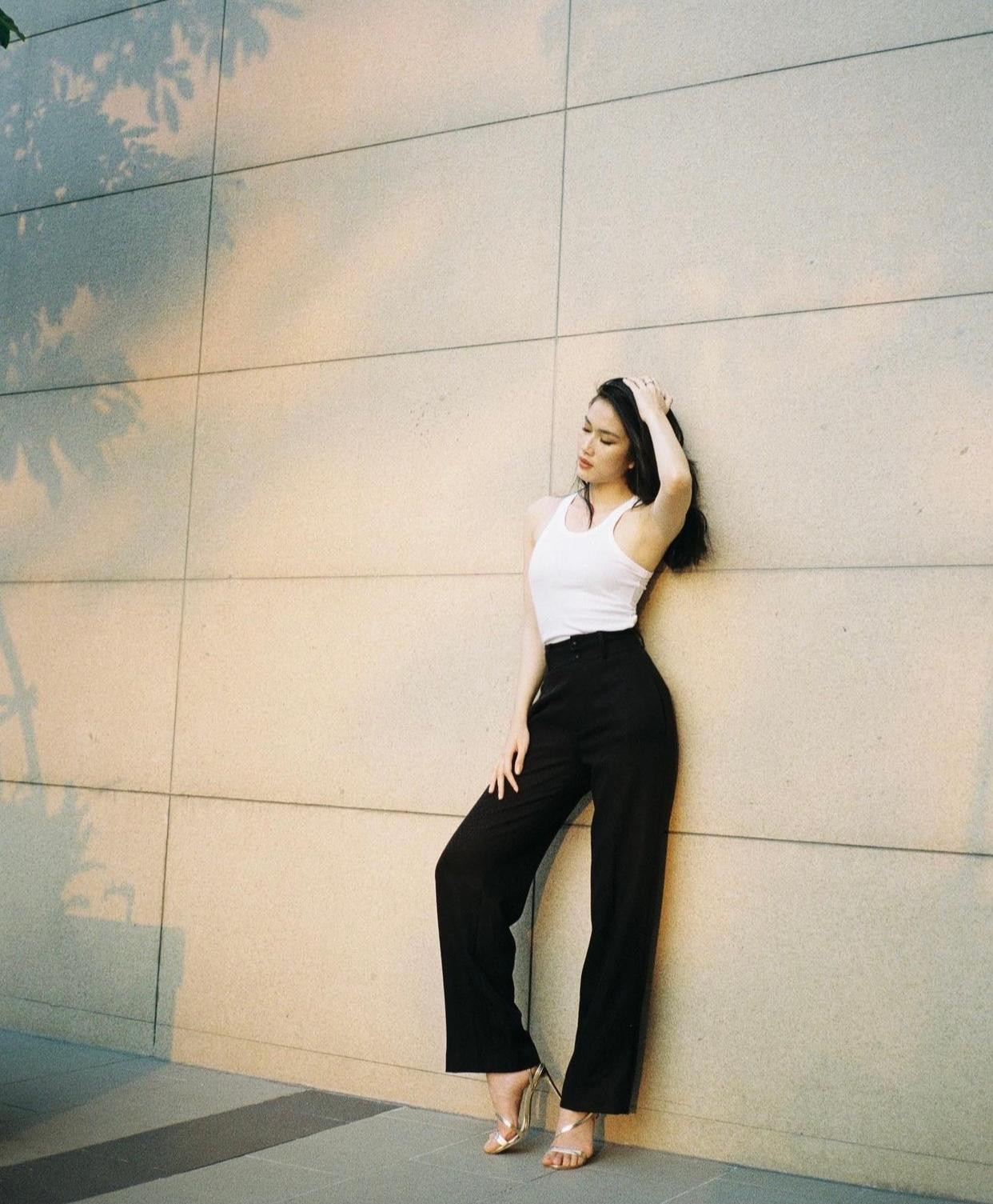 Á hậu Phương Anh cá tính và gợi cảm bất ngờ khi diện áo hai dây theo phong cách sexy.