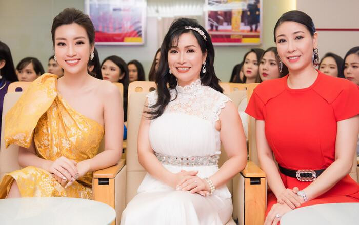 Không chỉ đóng vai trò giám khảo, Đỗ Mỹ Linh còn đồng hành xuyên suốt cùng các thí sinh tại cuộc thi Hoa hậu Việt Nam 2018 trong rất nhiều hoạt động với nhiều vai trò khác nhau.