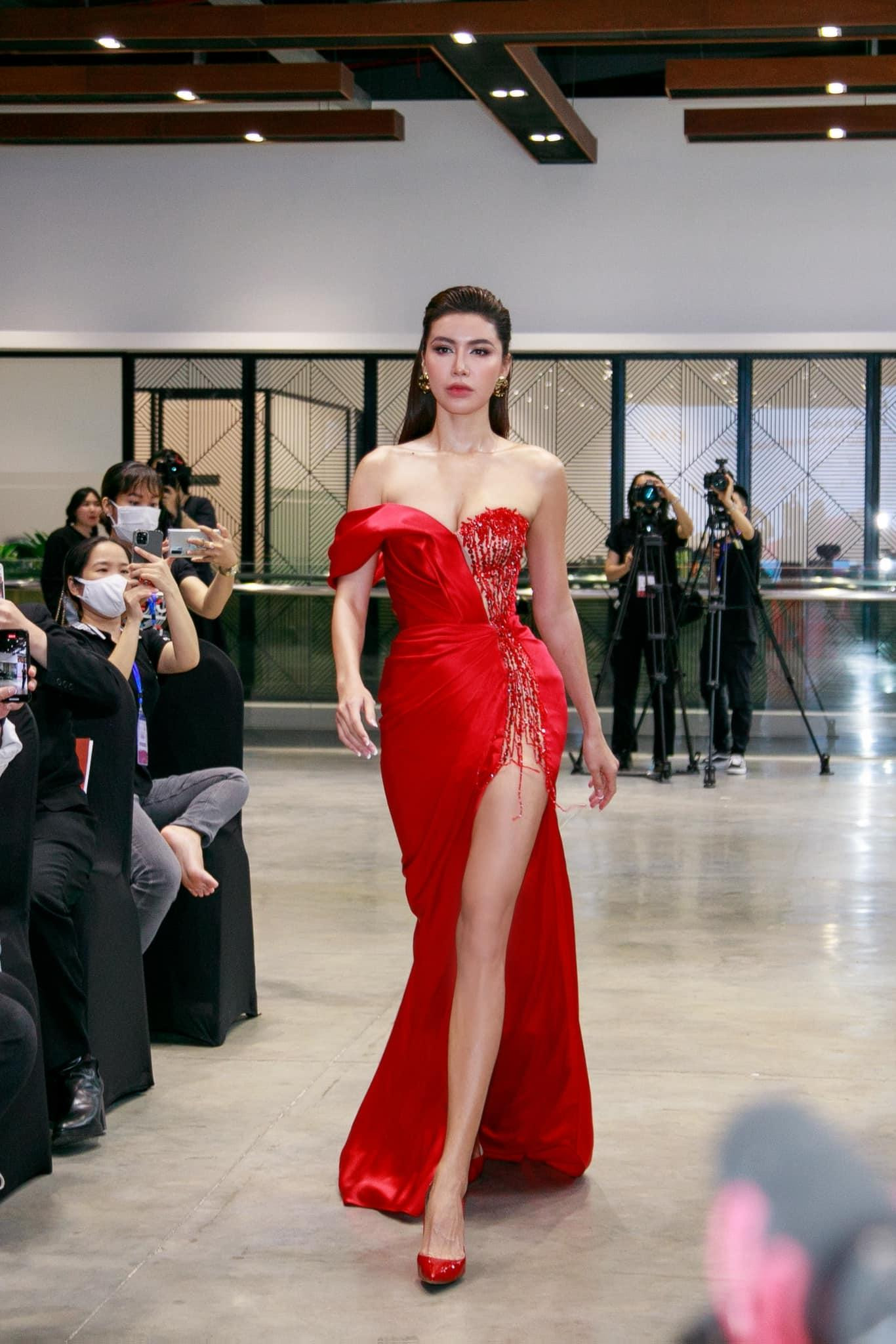 Người đẹp trổ tài catwalk tại sự kiện khiến các fans trầm trồ. Người đẹp trổ tài catwalk tại sự kiện khiến các fans trầm trồ.