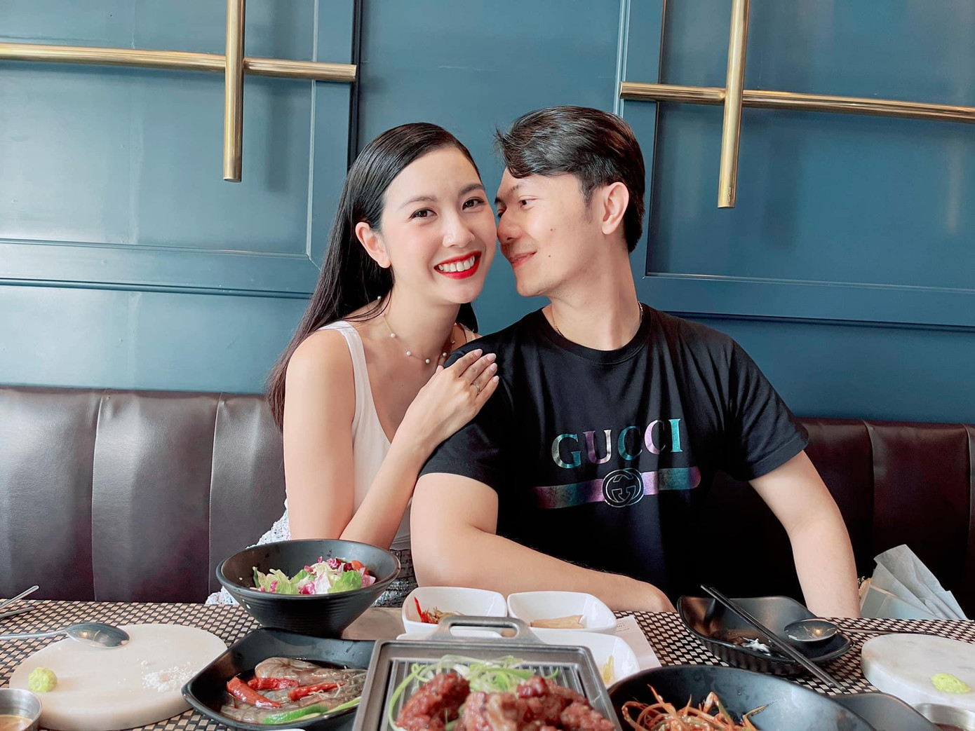 Á hậu Thuý Vân cùng ông xã trốn con trai đi hẹn hò cuối tuần.