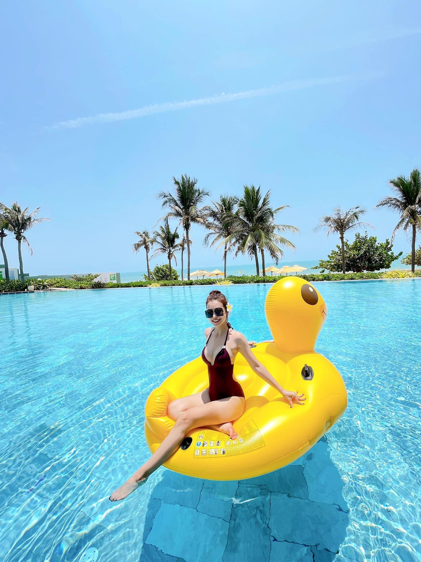 Diện bộ áo tắm một mảnh cắt xẻ tinh tế ở phần eo, Jennifer Phạm khoe trọn đường cong nóng bỏng và quyến rũ.