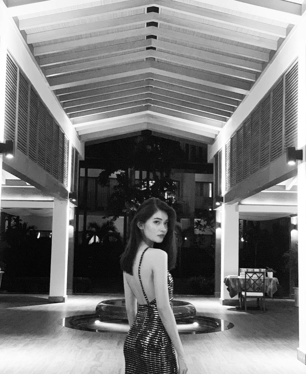 Á hậu Thuỳ Dung khoe lưng trần quyến rũ trong bộ váy sequin bắt mắt.