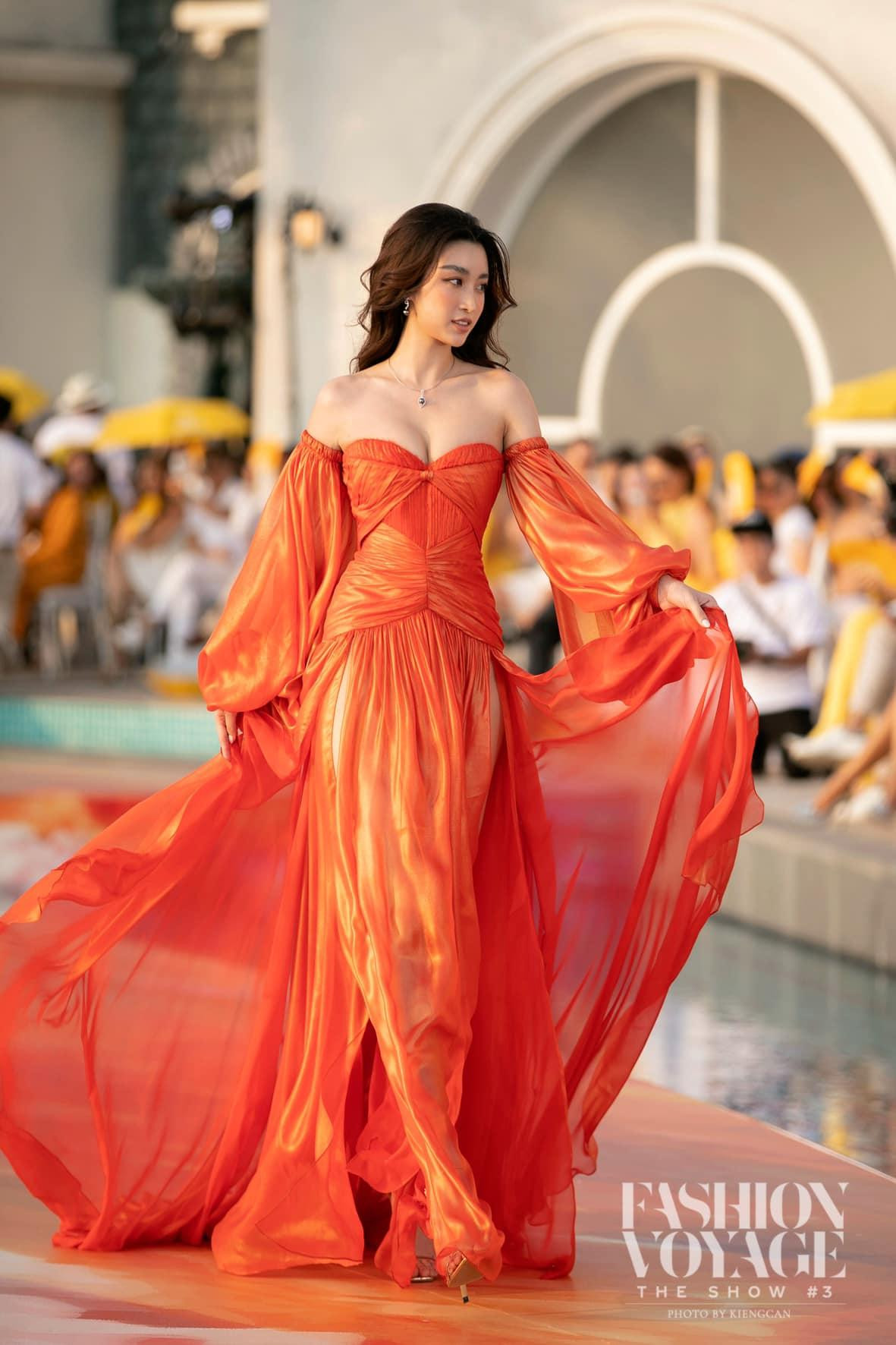 Với vẻ đẹp ngày càng rực rỡ và quyến rũ, Đỗ Mỹ Linh cũng trở thành 'nàng thơ' được yêu mến trên các dàn diễn thời trang.