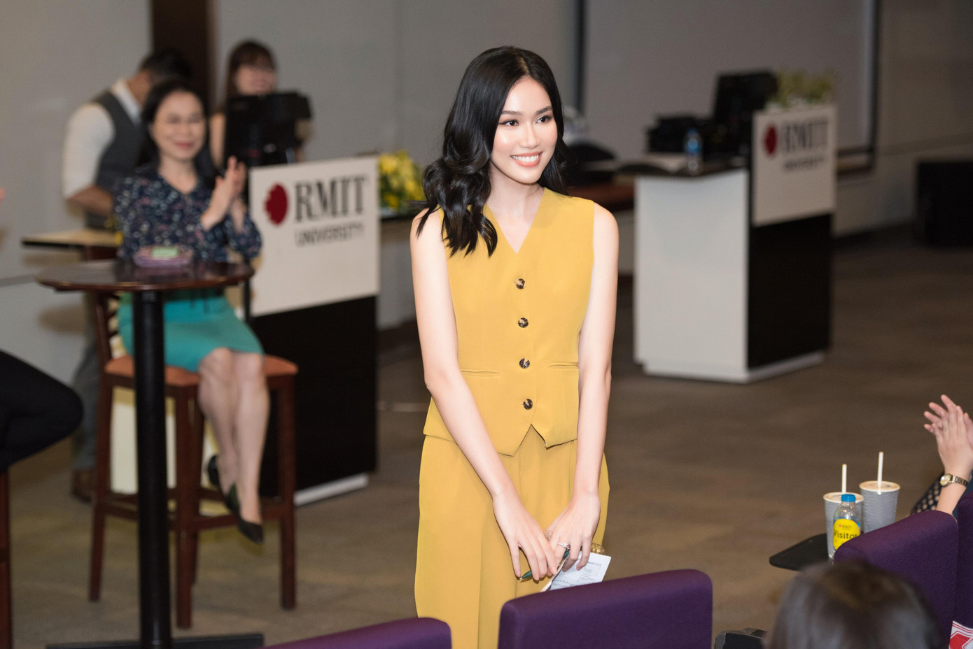 Buổi hội thảo được dẫn dắt và chia sẻ hoàn toàn bằng tiếng Anh. Bằng trình độ Ielts 8.0, Phương Anh đầy tự tin và bản lĩnh khi bày tỏ những quan điểm của mình khi MC đặt câu hỏi. Buổi hội thảo được dẫn dắt và chia sẻ hoàn toàn bằng tiếng Anh. Bằng trình độ Ielts 8.0, Phương Anh đầy tự tin và bản lĩnh khi bày tỏ những quan điểm của mình khi MC đặt câu hỏi.