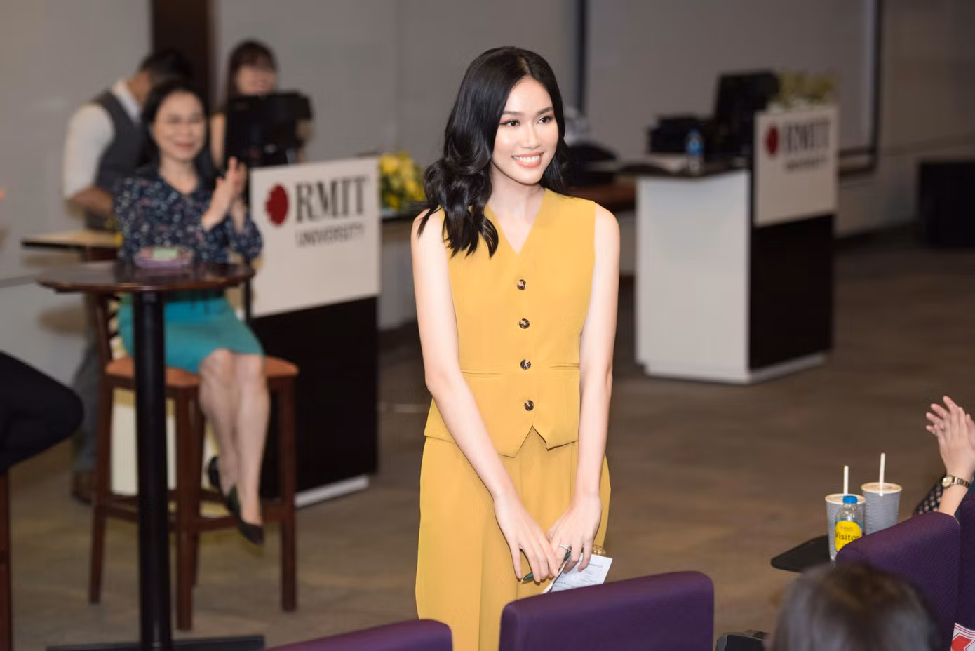 Buổi hội thảo được dẫn dắt và chia sẻ hoàn toàn bằng tiếng Anh. Bằng trình độ Ielts 8.0, Phương Anh đầy tự tin và bản lĩnh khi bày tỏ những quan điểm của mình khi MC đặt câu hỏi. Buổi hội thảo được dẫn dắt và chia sẻ hoàn toàn bằng tiếng Anh. Bằng trình độ Ielts 8.0, Phương Anh đầy tự tin và bản lĩnh khi bày tỏ những quan điểm của mình khi MC đặt câu hỏi.