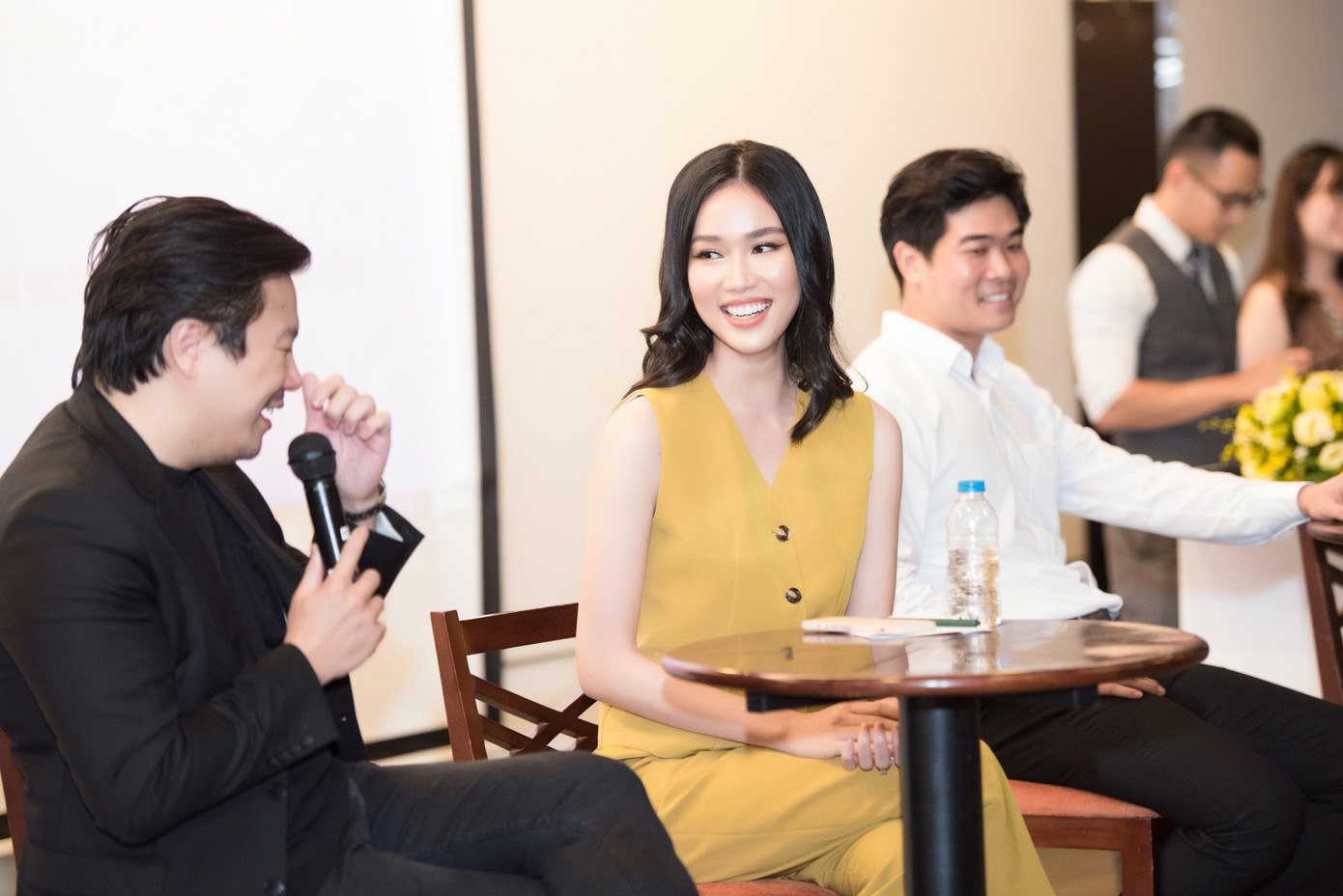 Nàng Á hậu vui vẻ giao lưu cùng các vị khách mời cũng như các bạn sinh viên tham dự chương trình. Nàng Á hậu vui vẻ giao lưu cùng các vị khách mời cũng như các bạn sinh viên tham dự chương trình.