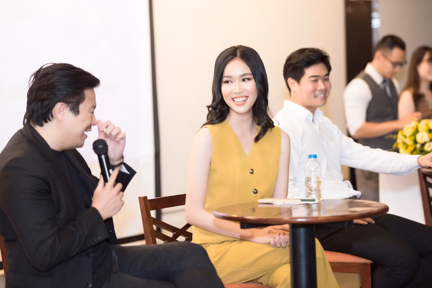 Nàng Á hậu vui vẻ giao lưu cùng các vị khách mời cũng như các bạn sinh viên tham dự chương trình. Nàng Á hậu vui vẻ giao lưu cùng các vị khách mời cũng như các bạn sinh viên tham dự chương trình.