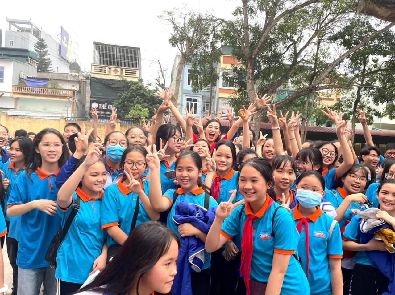 Người đẹp háo hức trong vòng vây của các em học sinh. Trước đó, Đỗ Thị Hà cũng từng thành lập một quỹ học bổng mang chính tên cô dành cho các em học sinh nghèo vượt khó tại quê hương Hậu Lộc, Thanh Hoá.