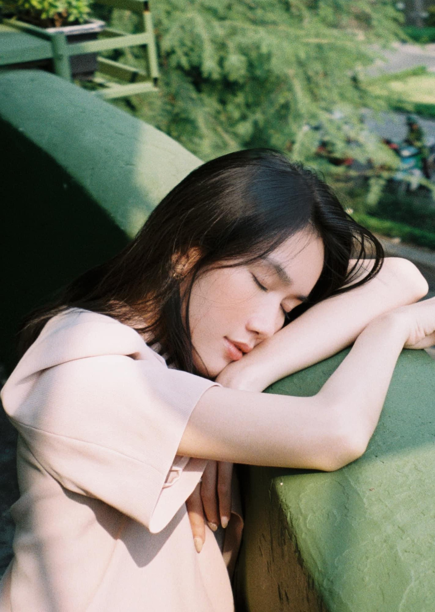 Nàng Á hậu học giỏi sở hữu vẻ đẹp trong sáng tựa sương mai với thần thái 'băng thanh ngọc khiết' khiến fans ngưỡng mộ.