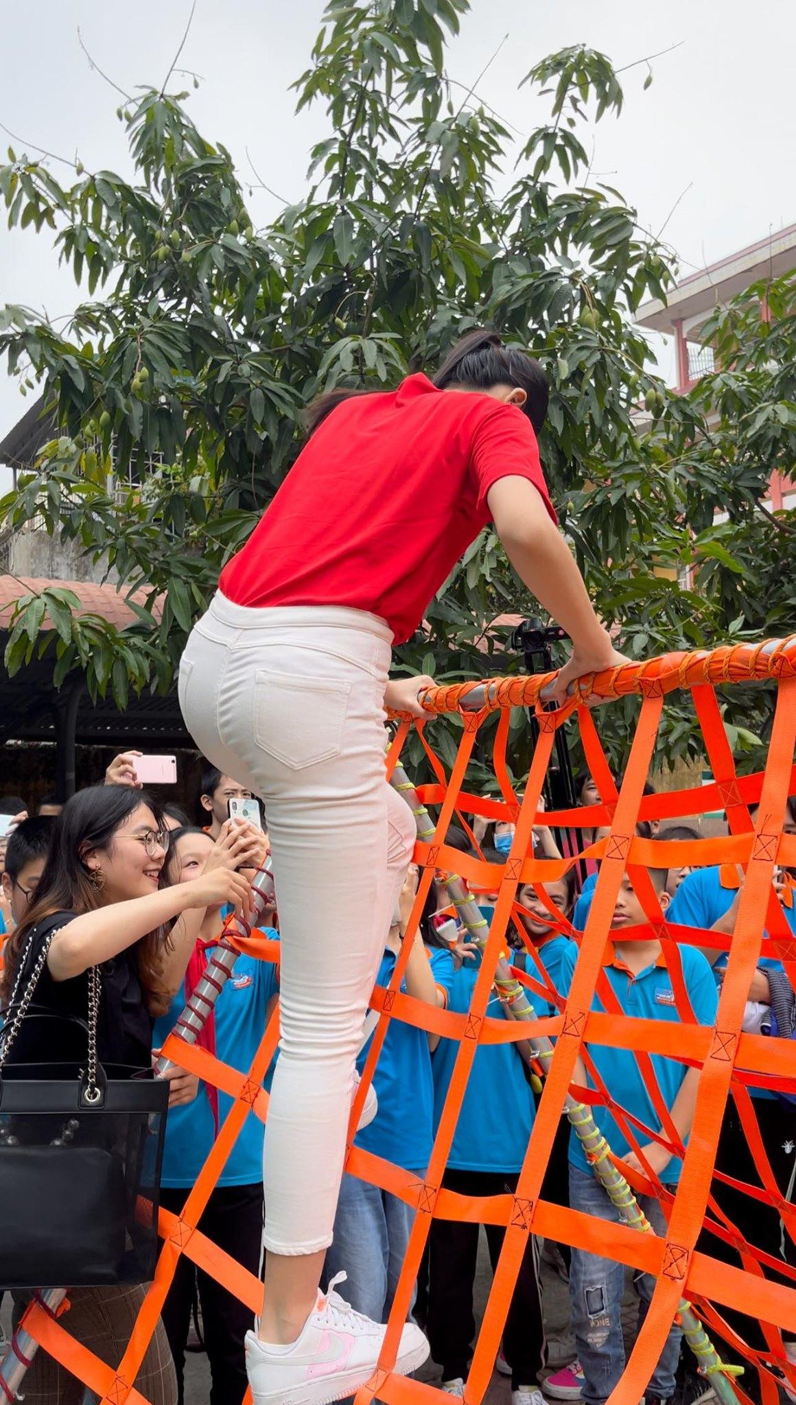 Người đẹp không ngần ngại tham gia nhiều trò chơi thể thao yêu cầu sức bền. Đỗ Thị Hà luôn được yêu mến bởi tính cách hồn nhiên, giản dị.