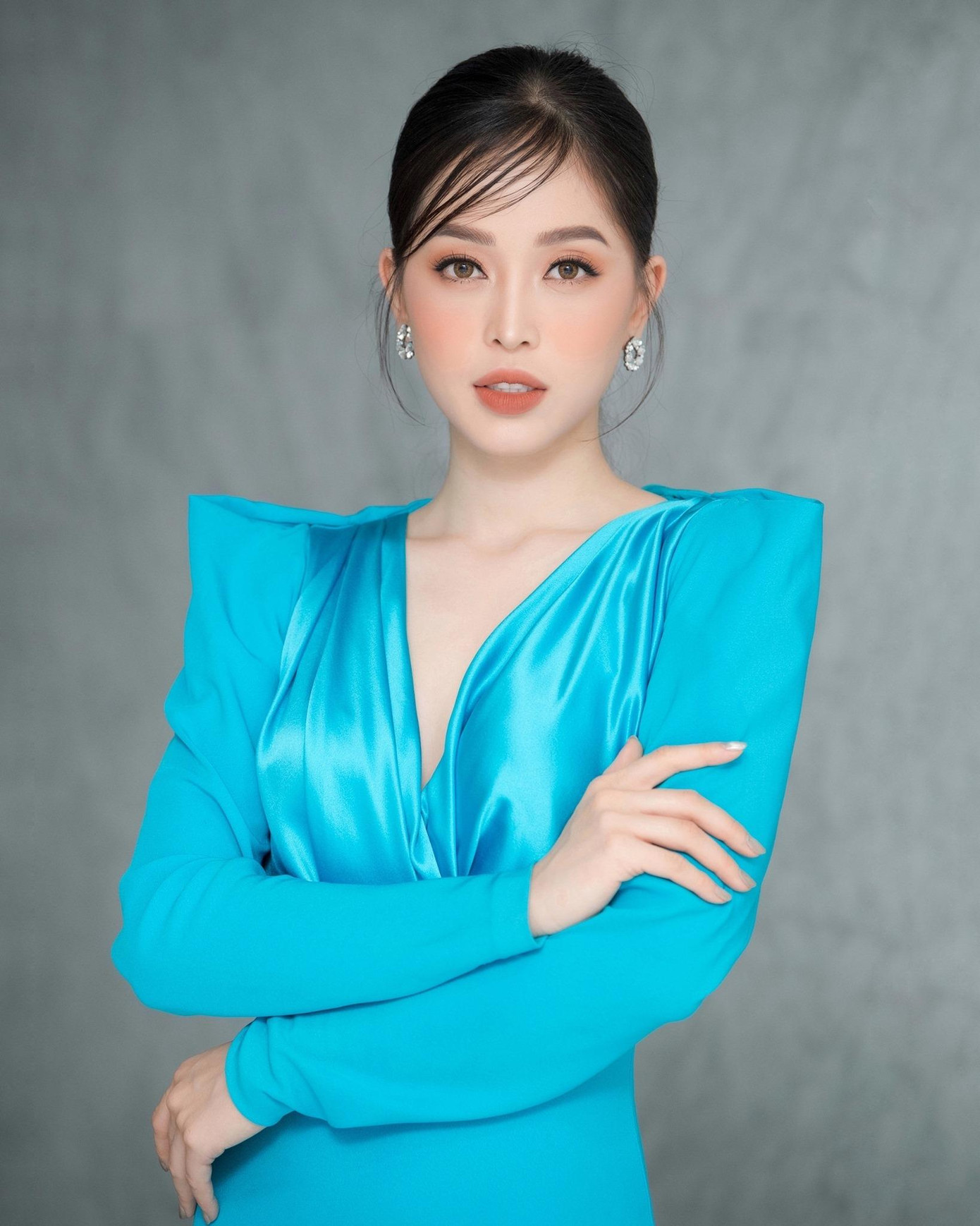 Á hậu Phương Nga đẹp tựa 'nữ thần' trong bộ váy xanh bắt mắt vô cùng yêu kiều.