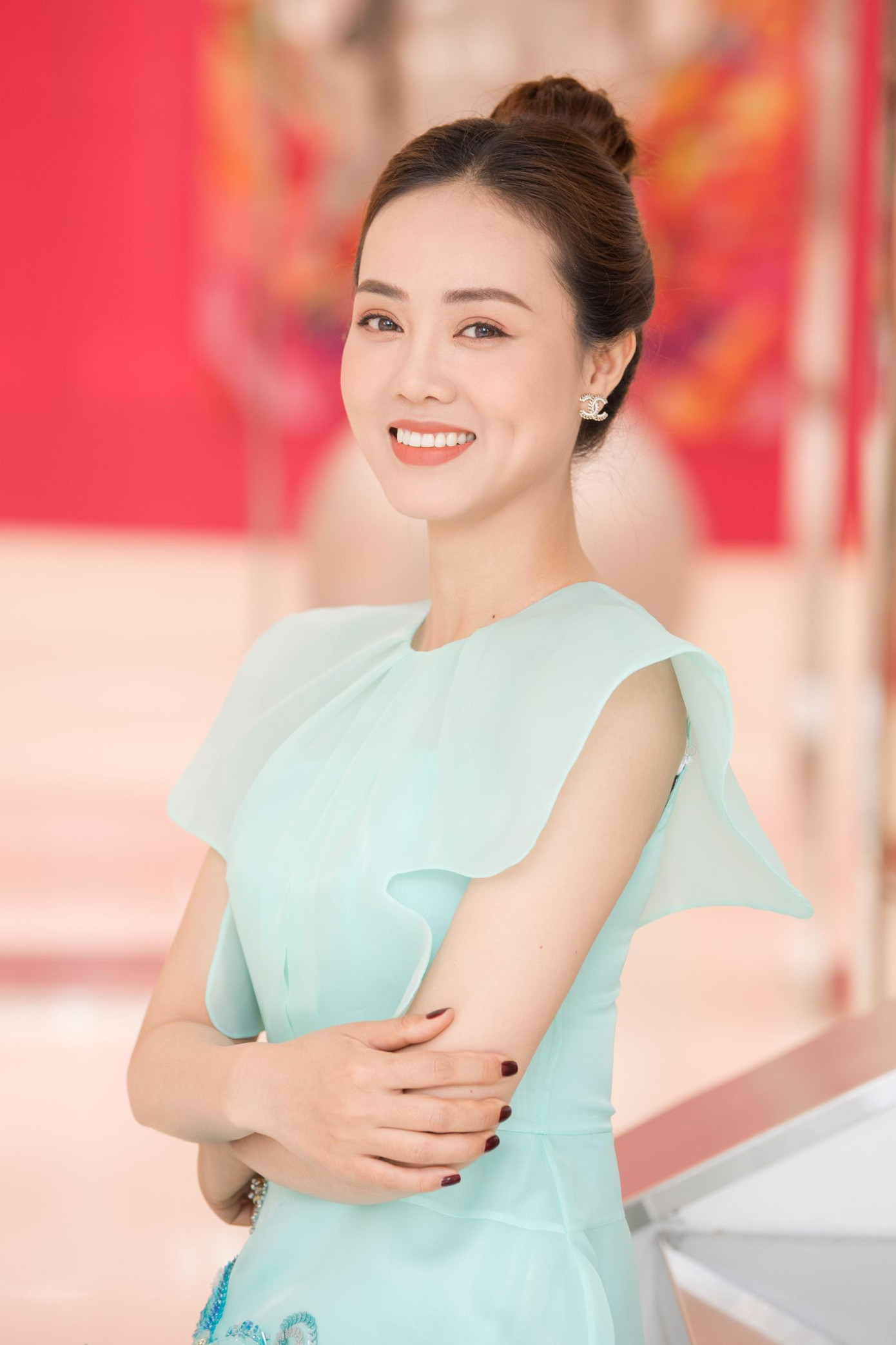 Không những thế, Ngọc Hà còn là người tư vấn về thời trang, giúp NSND Công Lý thay đổi về hình ảnh để chỉn chu và chuyên nghiệp hơn trước công chúng.