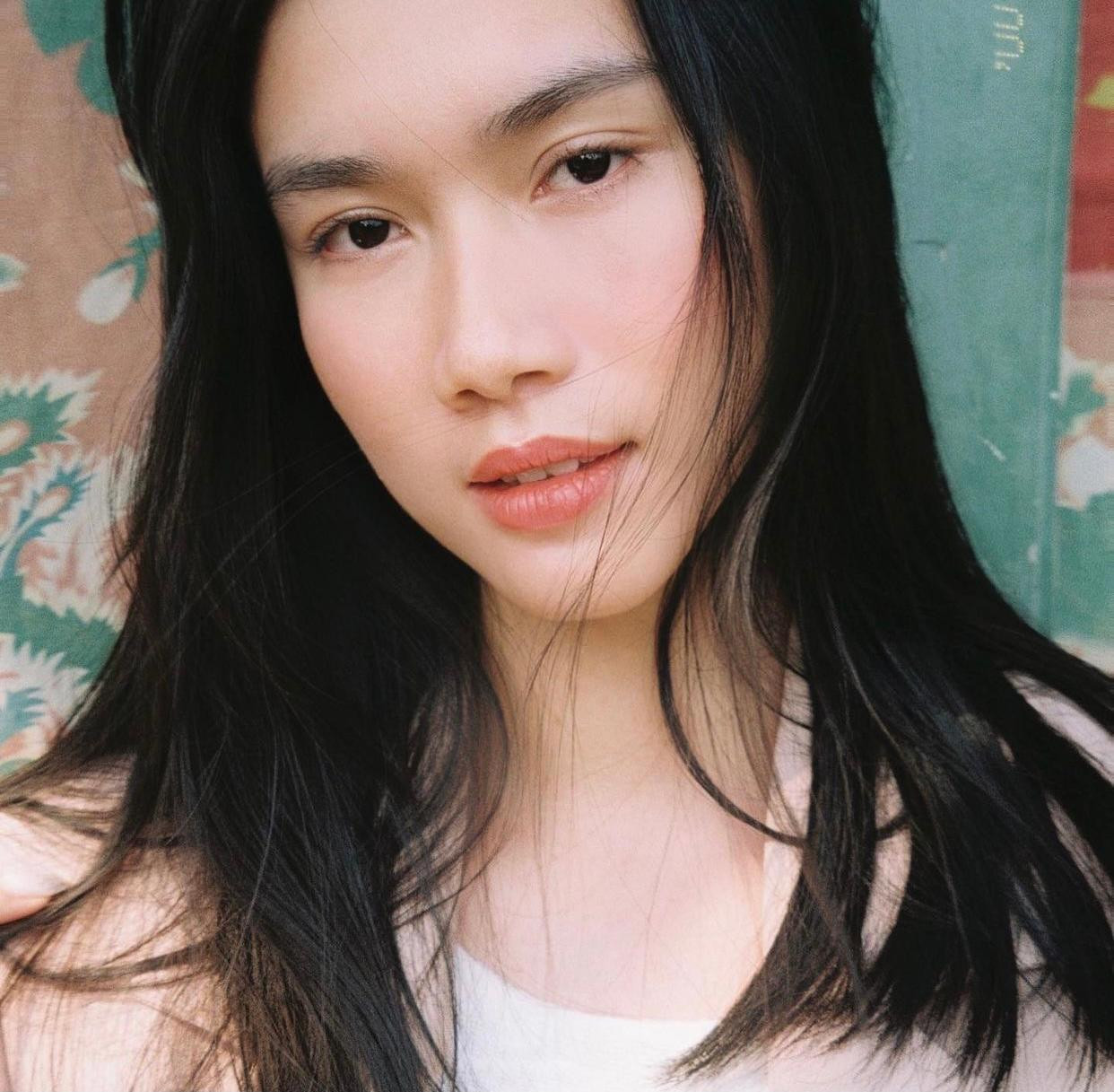 Á hậu Phương Anh đẹp mơ màng tựa 'nàng thơ' khi trang điểm nhẹ nhàng và tạo dáng tự nhiên trước ống kính.