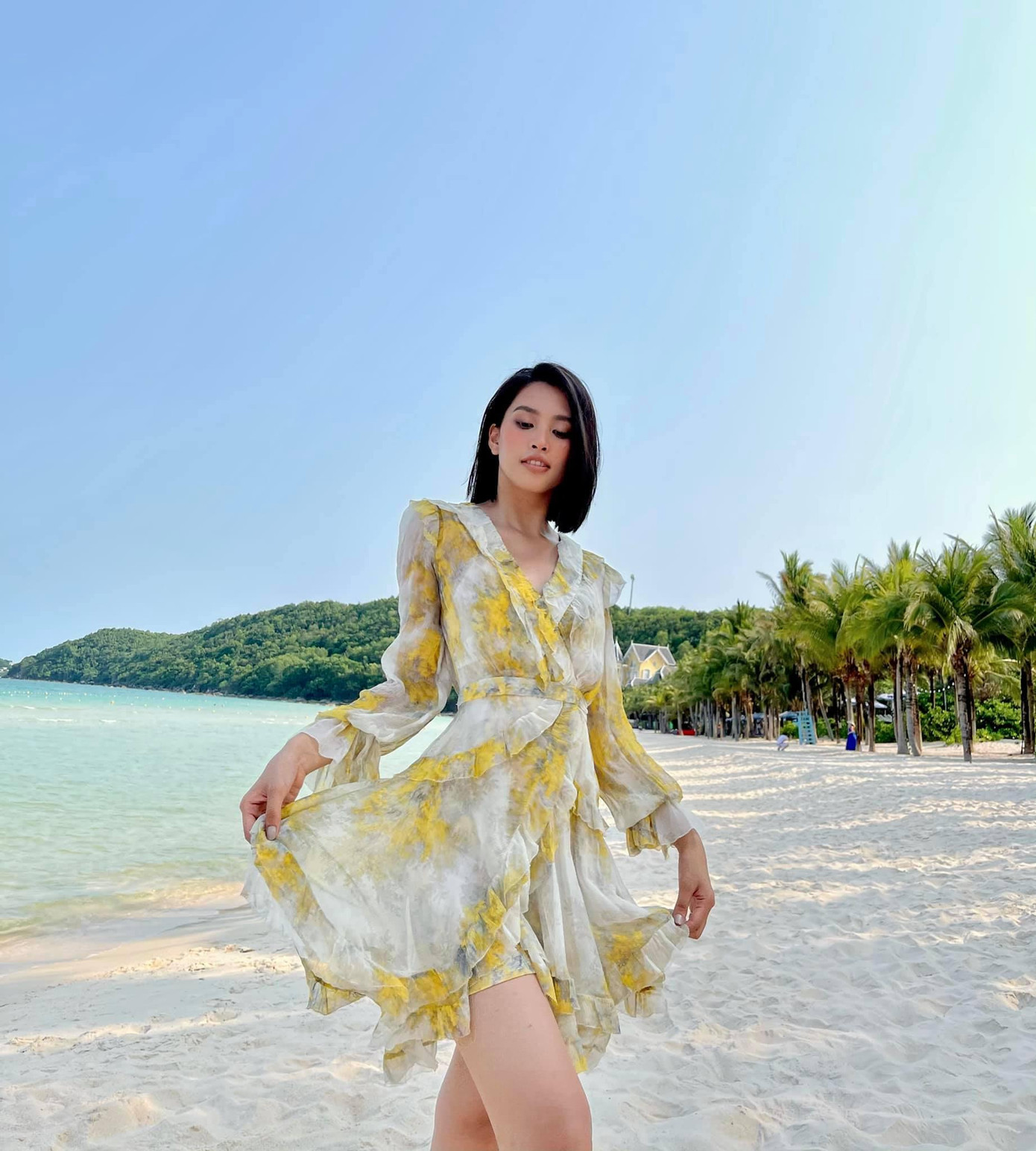 Hoa hậu Tiểu Vy diện váy hoa nữ tính, khoe dáng quyến rũ trên biển xanh, nắng vàng khiến các fans mê mẩn.