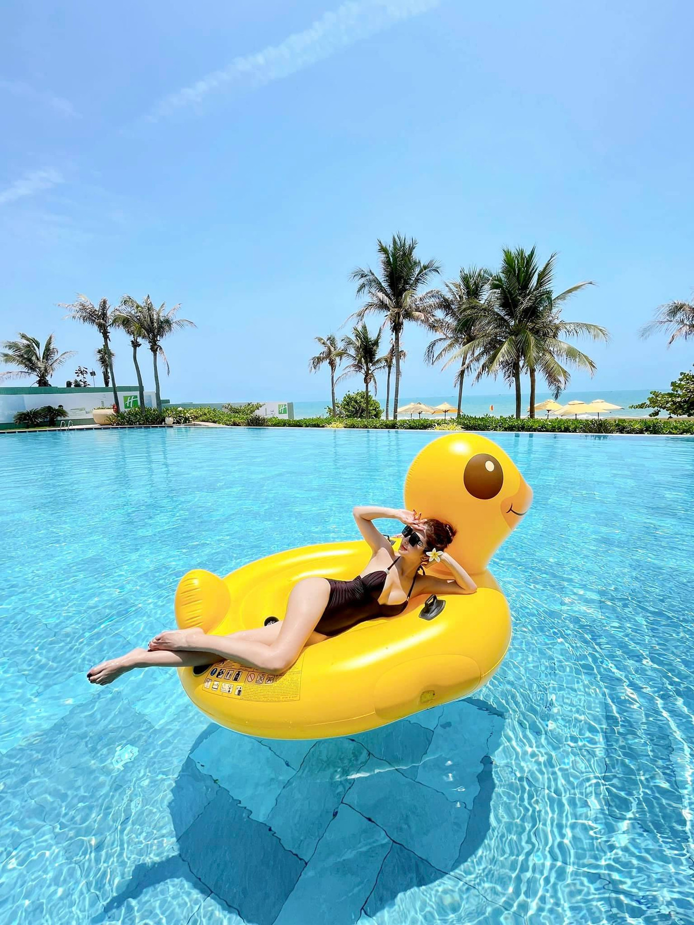 Chiêm ngưỡng màn thả dáng của người đẹp, nhiều người cảm thấy thật khó tin khi đây là body của một người phụ nữ đã trải qua bốn lần sinh nở.