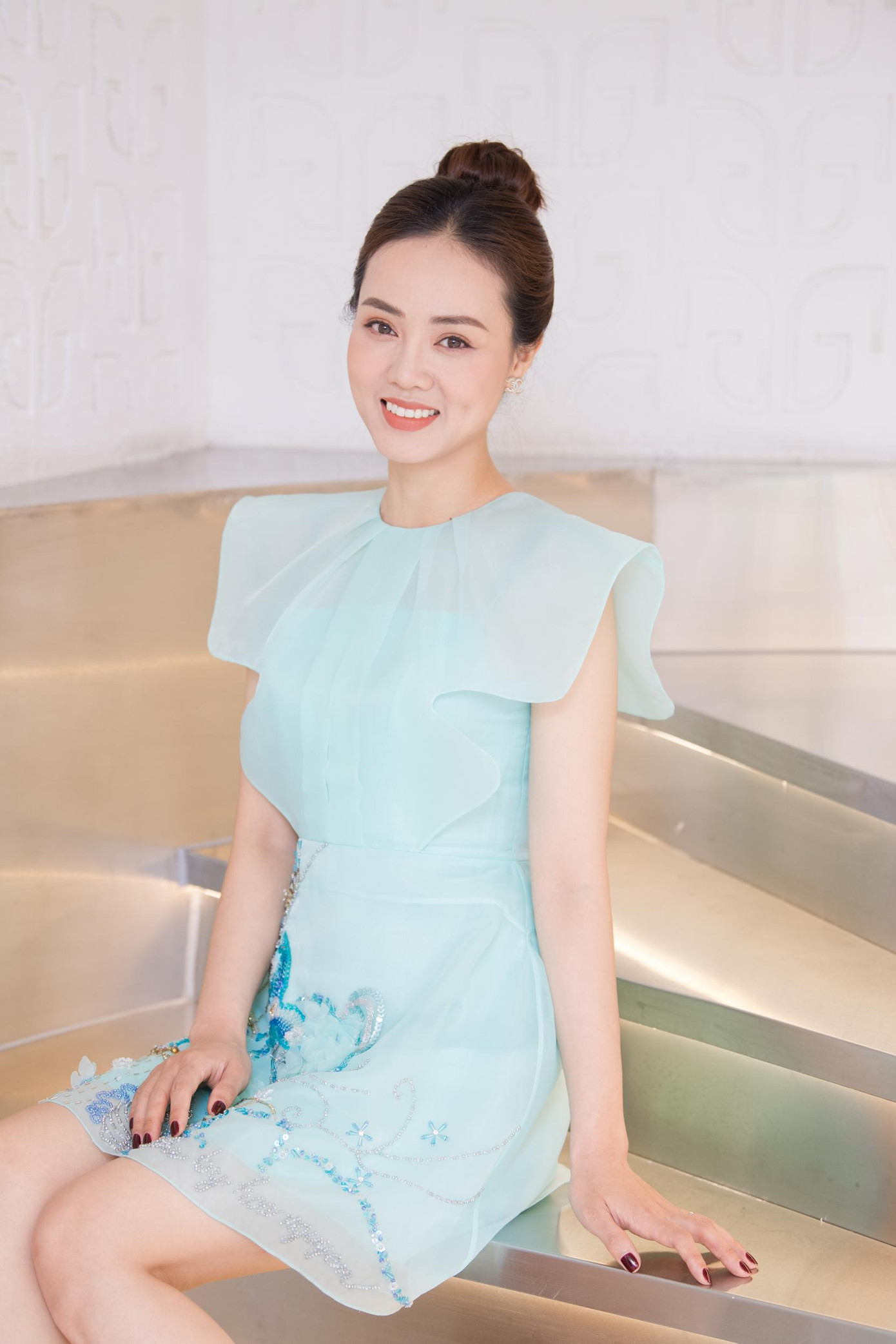 Cô cũng chính là người tư vấn, lựa chọn trang phục cho Công Lý để anh chỉn chu hơn mỗi khi xuất hiện trên màn ảnh.