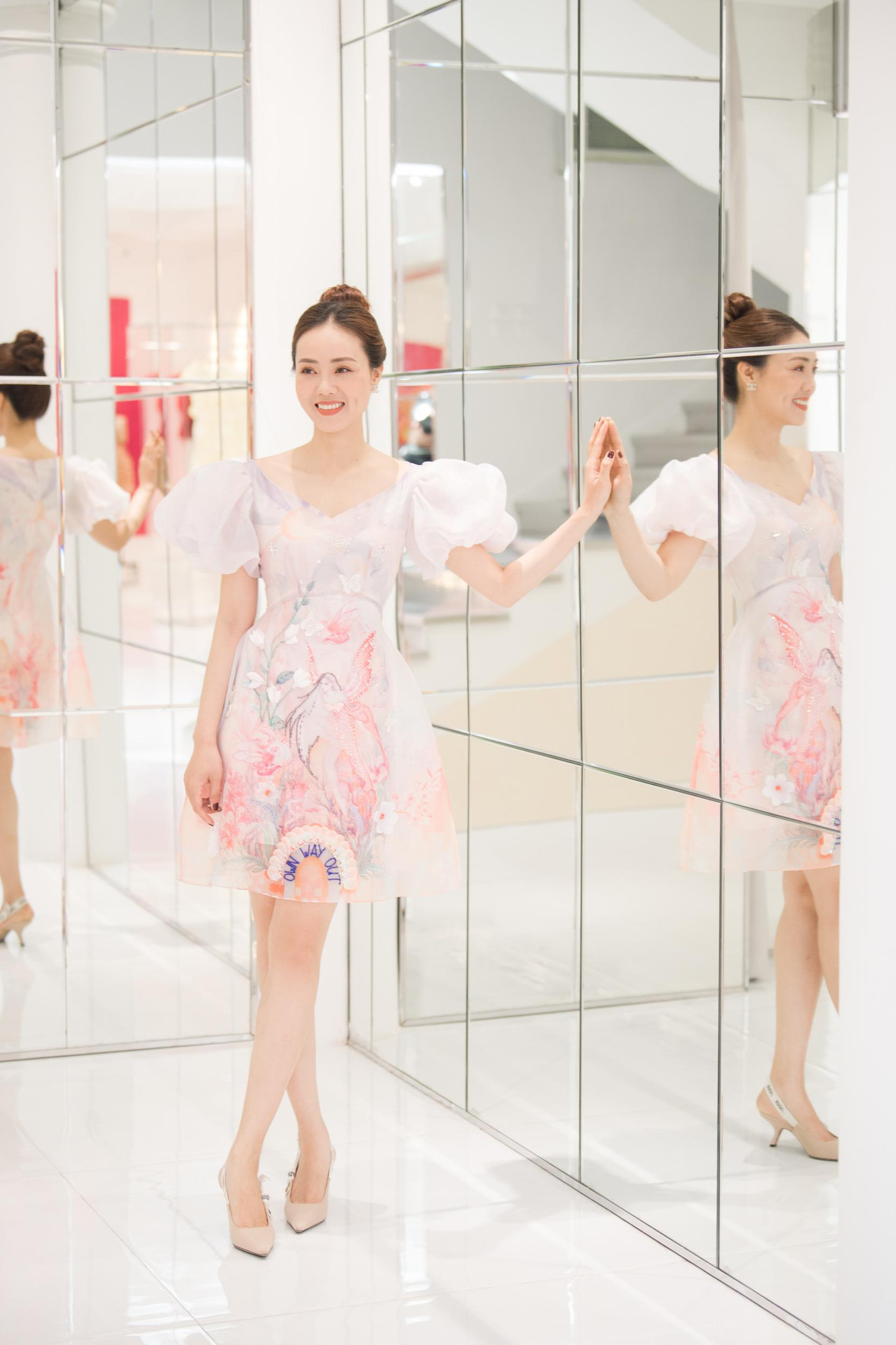 Mới đây, nữ phóng viên Ngọc Hà - bà xã của NSND Công Lý xuất hiện đầy xinh đẹp và quyến rũ tại một sự kiện.