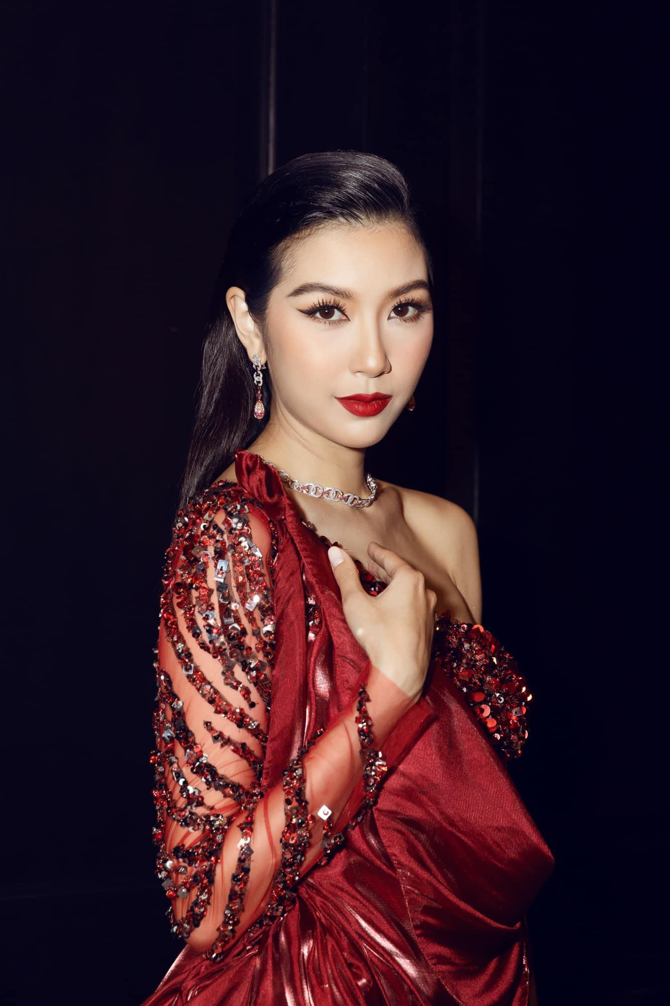 Người đẹp gây chú ý với bộ trang sức sang trọng trị giá tới 700 triệu đồng. Người đẹp gây chú ý với bộ trang sức sang trọng trị giá tới 700 triệu đồng.