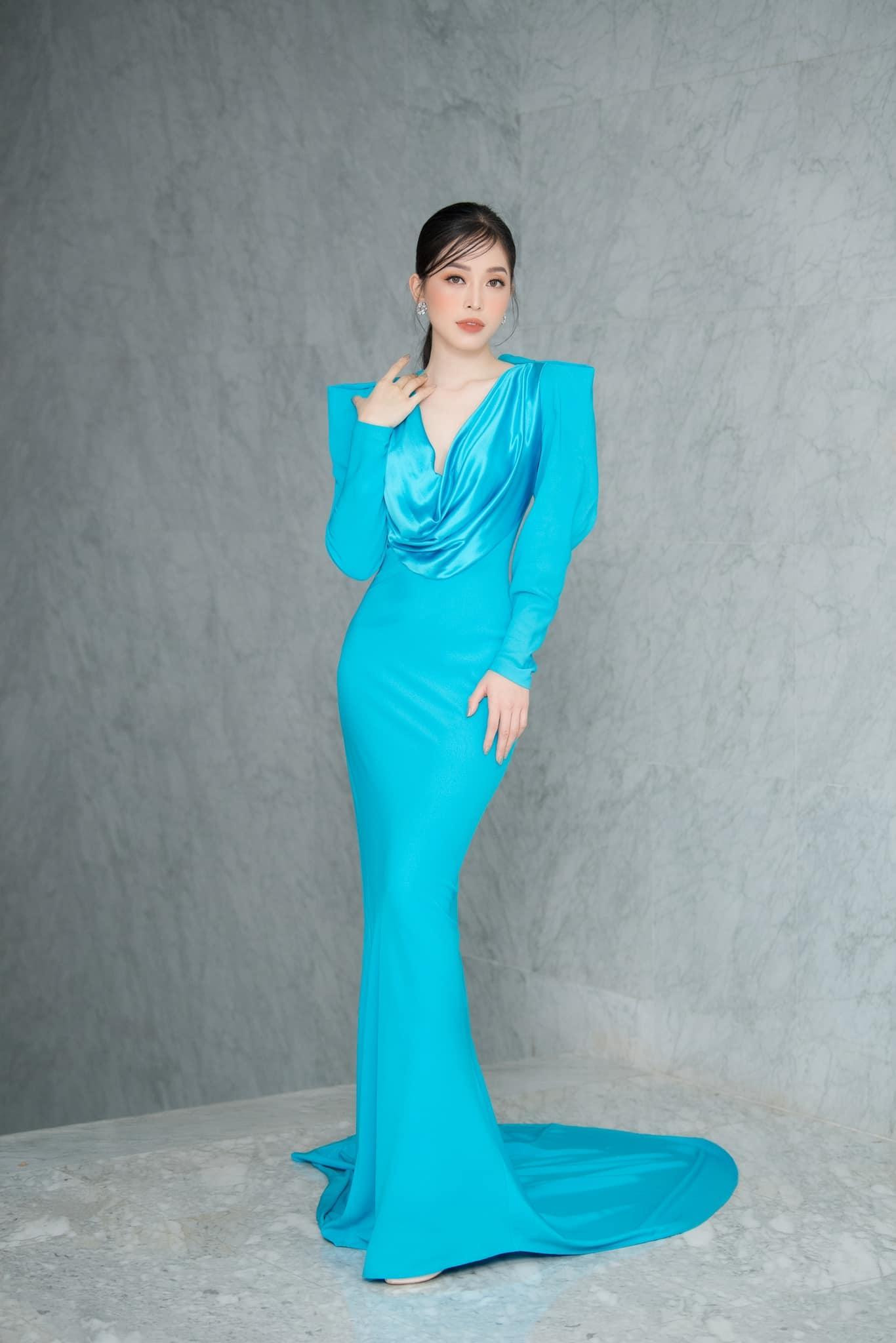 Bộ váy đuôi cá bó sát tôn lên đường cong quyến rũ và vẻ đẹp lộng lẫy, kiêu sa của Á hậu Việt Nam 2018.