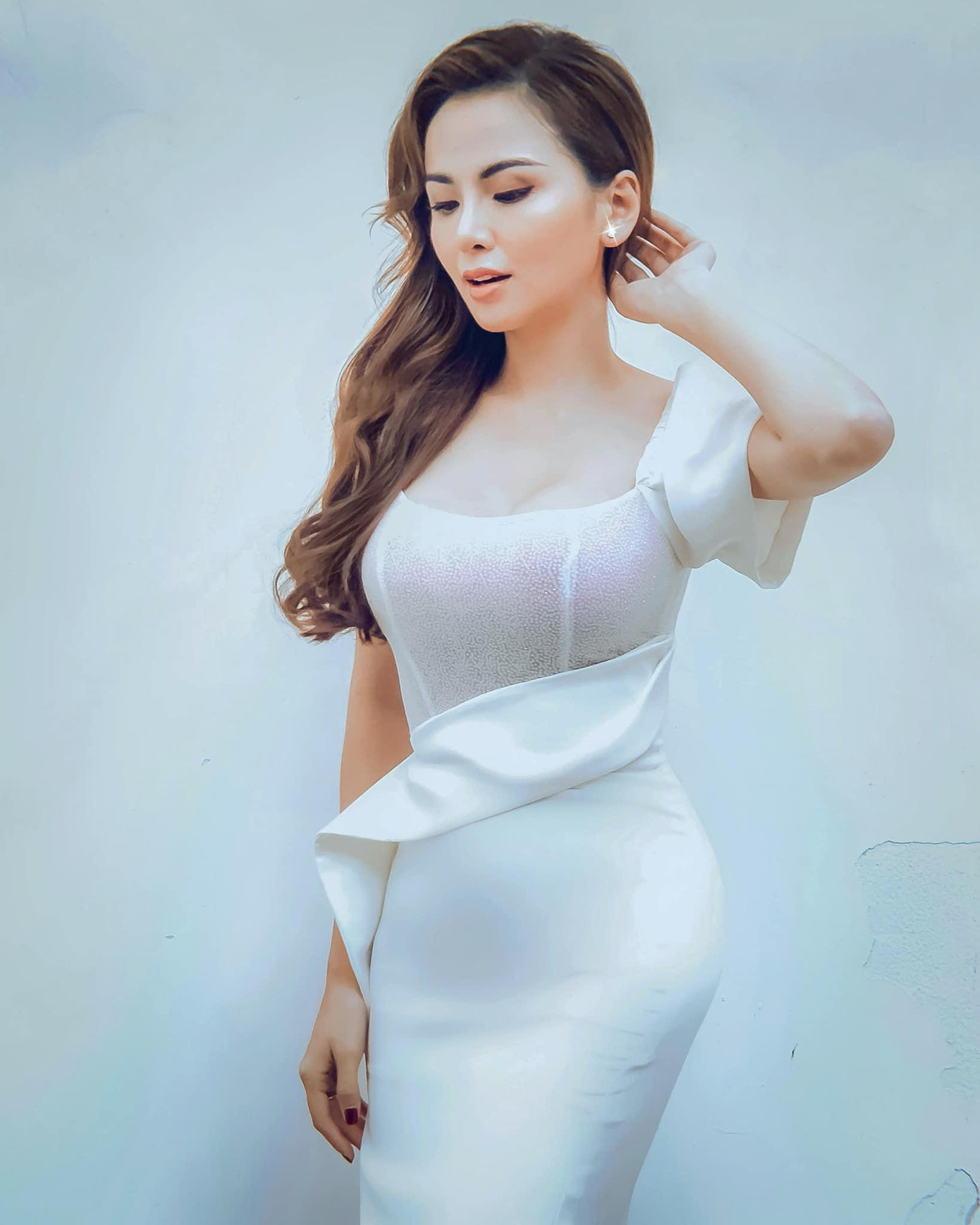 Hoa hậu Diễm Hương diện bộ váy trắng bó sát khoe vòng một nóng bỏng. Sau 11 năm đăng quang, người đẹp vẫn duy trì được vóc dáng thon thả, quyến rũ.