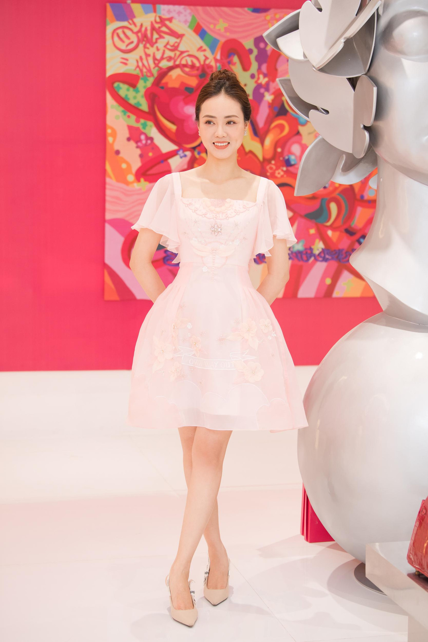 Vốn sở hữu chiều cao ấn tượng cùng nhan sắc ngọt ngào nên bà xã của NSND Công Lý không thua kém bất kỳ người nổi tiếng nào về sắc vóc và sự xinh đẹp.