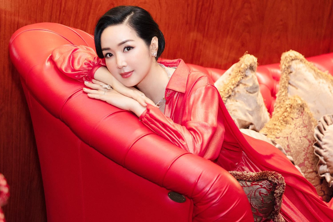 Hoa hậu Đền Hùng Giáng My kiêu sa, lộng lẫy tại sự kiện với bộ váy đỏ rực.