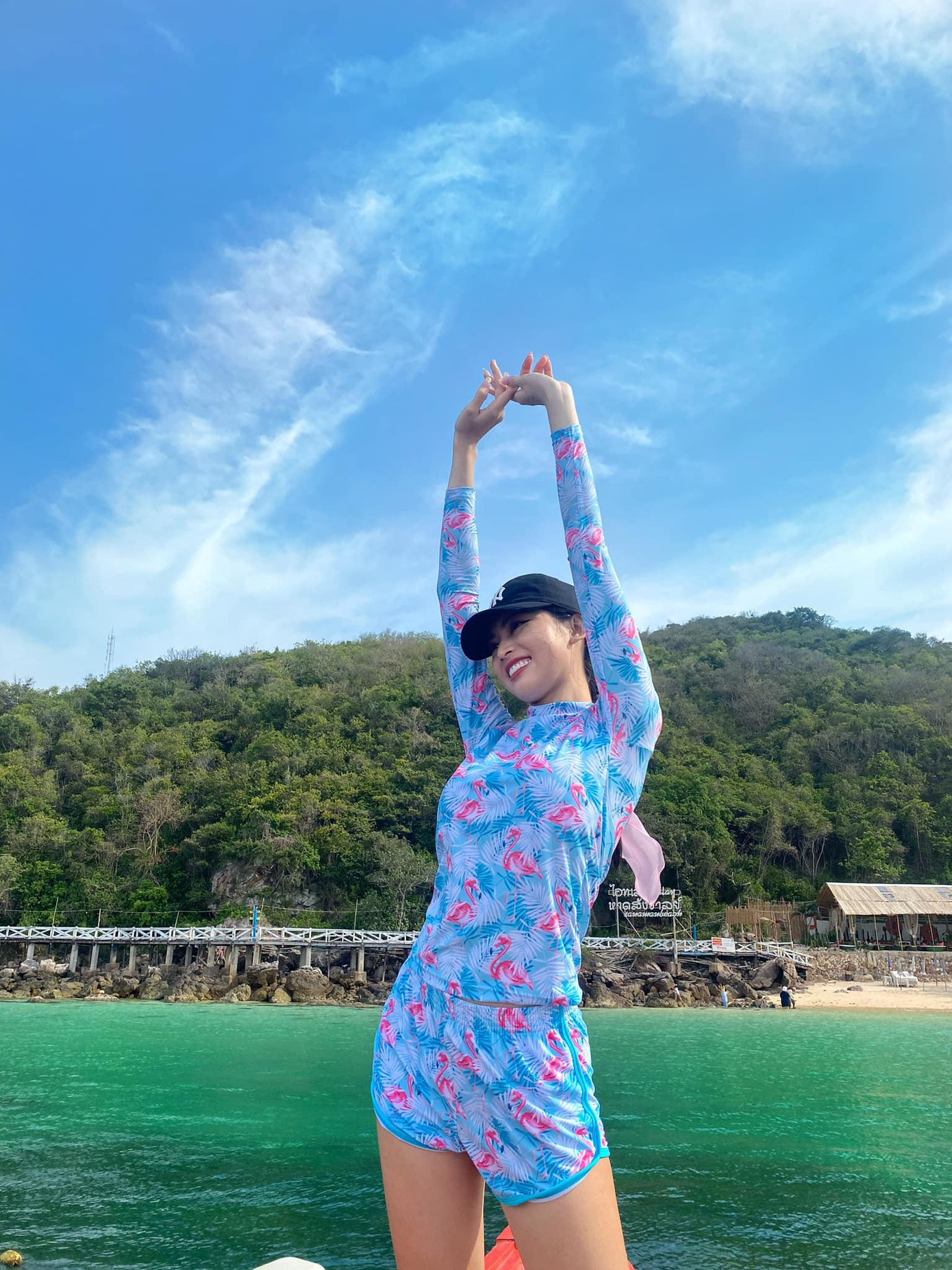 Á hậu Việt Nam 2020 tận hưởng cảm giác thư giãn, sảng khoái bên làn nước xanh ngắt của biển Pattaya.