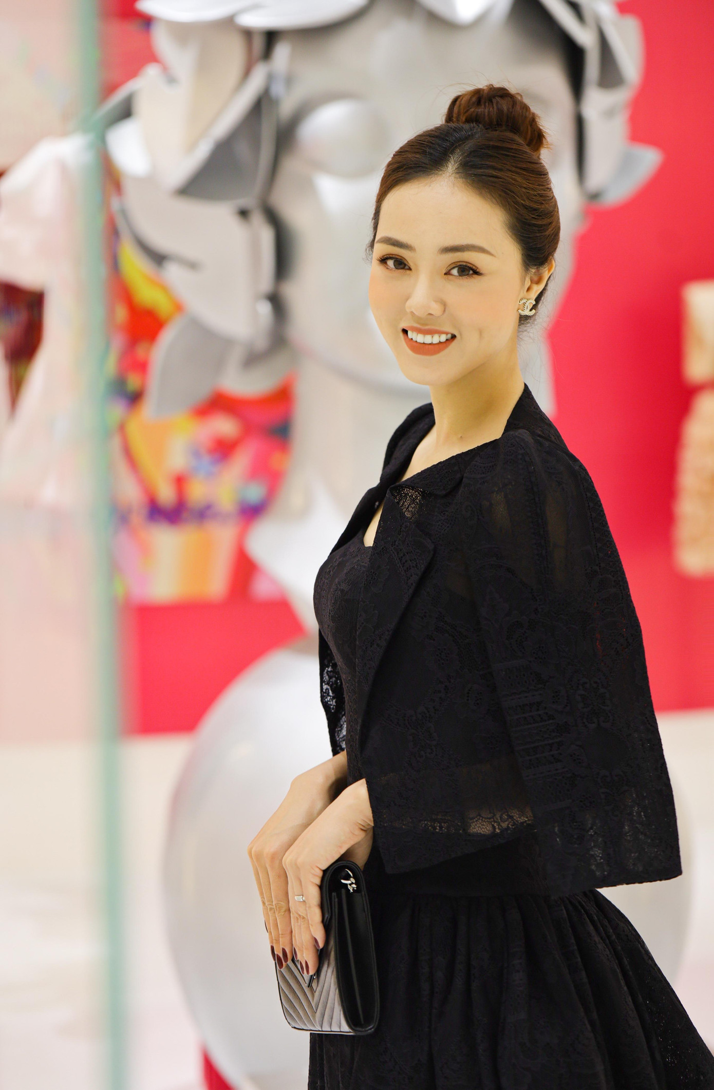 Sở hữu gương mặt tròn đầy cùng má lúm đồng tiền duyên dáng nên Ngọc Hà luôn rạng rỡ trong mỗi khung hình.