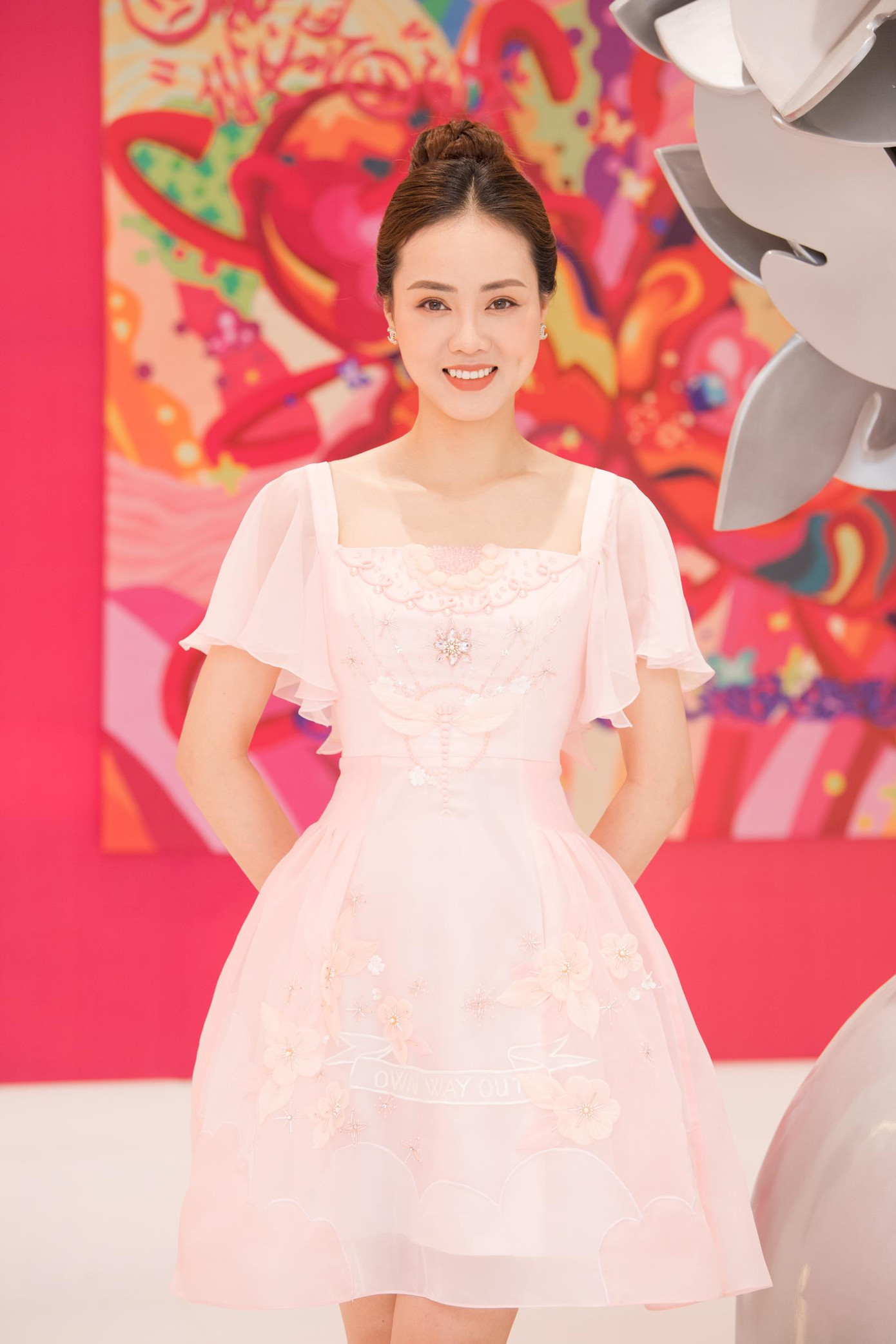 Người đẹp diện bộ váy ren đính kết cầu kỳ, khoe vẻ đẹp thanh lịch và kiêu sa.