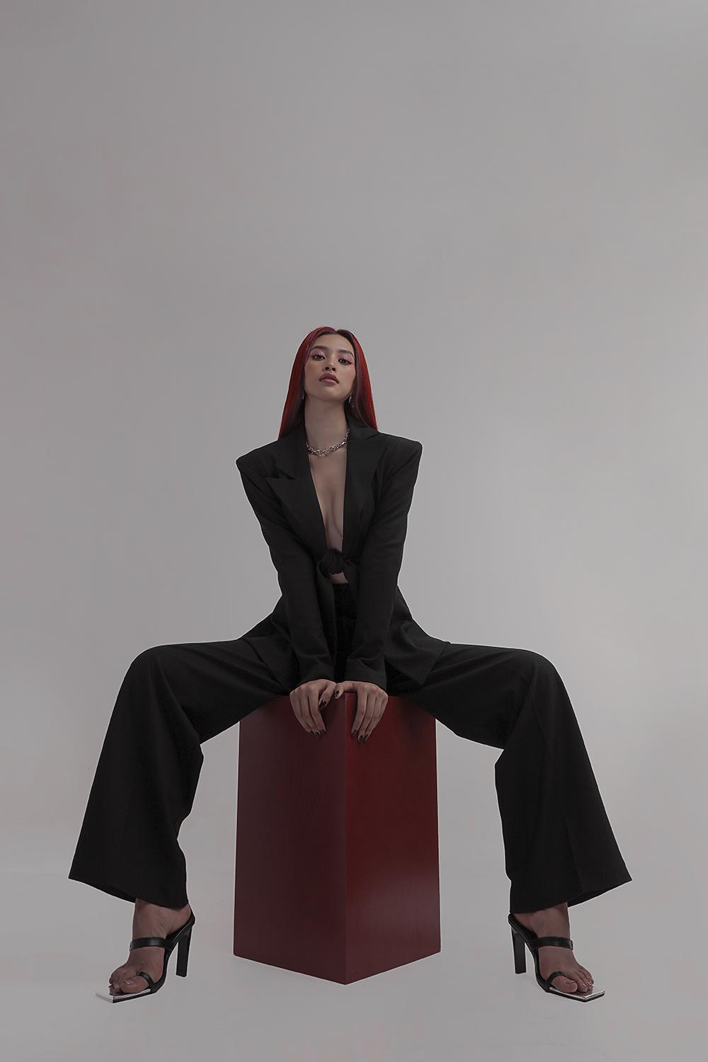 Không chri xuất hiện trên trang bìa của tạp chí của Pháp - MALVIE, Hoa hậu Việt Nam 2018 còn xuất hiện ấn tượng với 10 trang ảnh trong tạp chí "17:23" - một tạp chí khá mới về thời trang cao tại Paris.