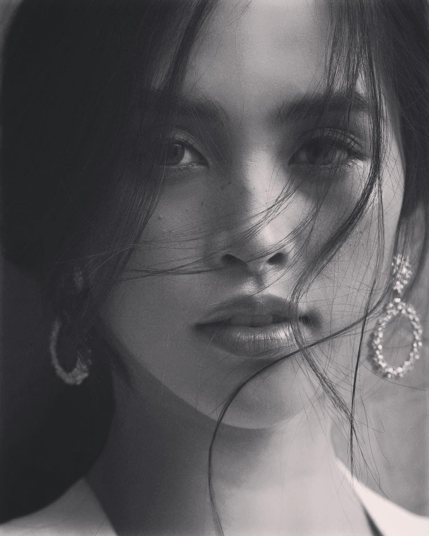 Hoa hậu Tiểu Vy với thần thái tuyệt đẹp trong bức ảnh đen-trắng khiến fans ngây ngất.