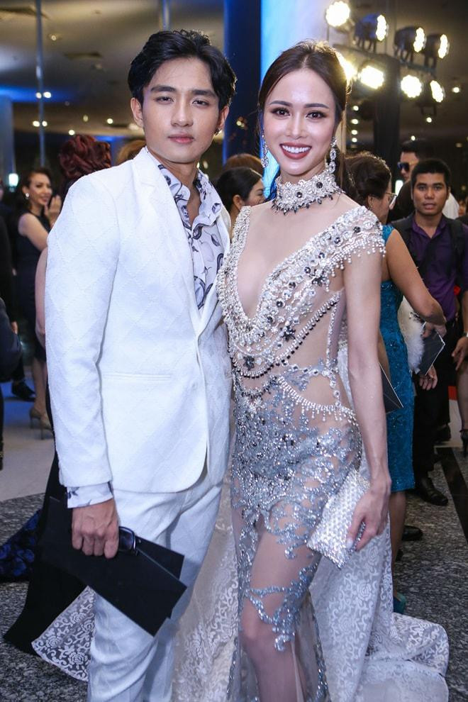 Bắt đầu từ 2013, Vũ Ngọc Anh bắt đầu đổi sang phong cách gợi cảm. Cô cũng gây chú ý với chuyện tình cảm cùng nam diễn viên, người mẫu Hữu Vi. Khi đó, Hữu Vi mới có tên tuổi trong showbiz và kém Vũ Ngọc Anh 2 tuổi. Năm 2014, Hữu Vi từng giành vị trí Á vương 3 chung cuộc và giải phụ Á vương ảnh tại cuộc thi Mister Global - Nam vương toàn cầu.