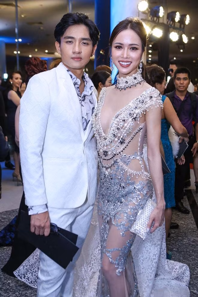 Bắt đầu từ 2013, Vũ Ngọc Anh bắt đầu đổi sang phong cách gợi cảm. Cô cũng gây chú ý với chuyện tình cảm cùng nam diễn viên, người mẫu Hữu Vi. Khi đó, Hữu Vi mới có tên tuổi trong showbiz và kém Vũ Ngọc Anh 2 tuổi. Năm 2014, Hữu Vi từng giành vị trí Á vương 3 chung cuộc và giải phụ Á vương ảnh tại cuộc thi Mister Global - Nam vương toàn cầu.