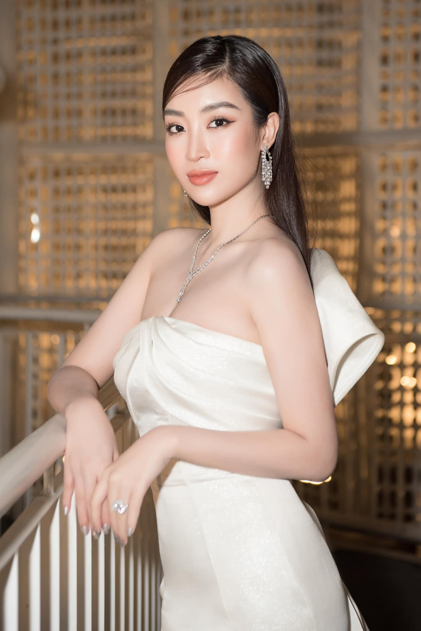 Nàng hậu rất thông minh khi lựa chọn những bộ váy cầu kỳ, lộng lẫy nhưng vẫn tôn lên tối đa vẻ gợi cảm của mình.