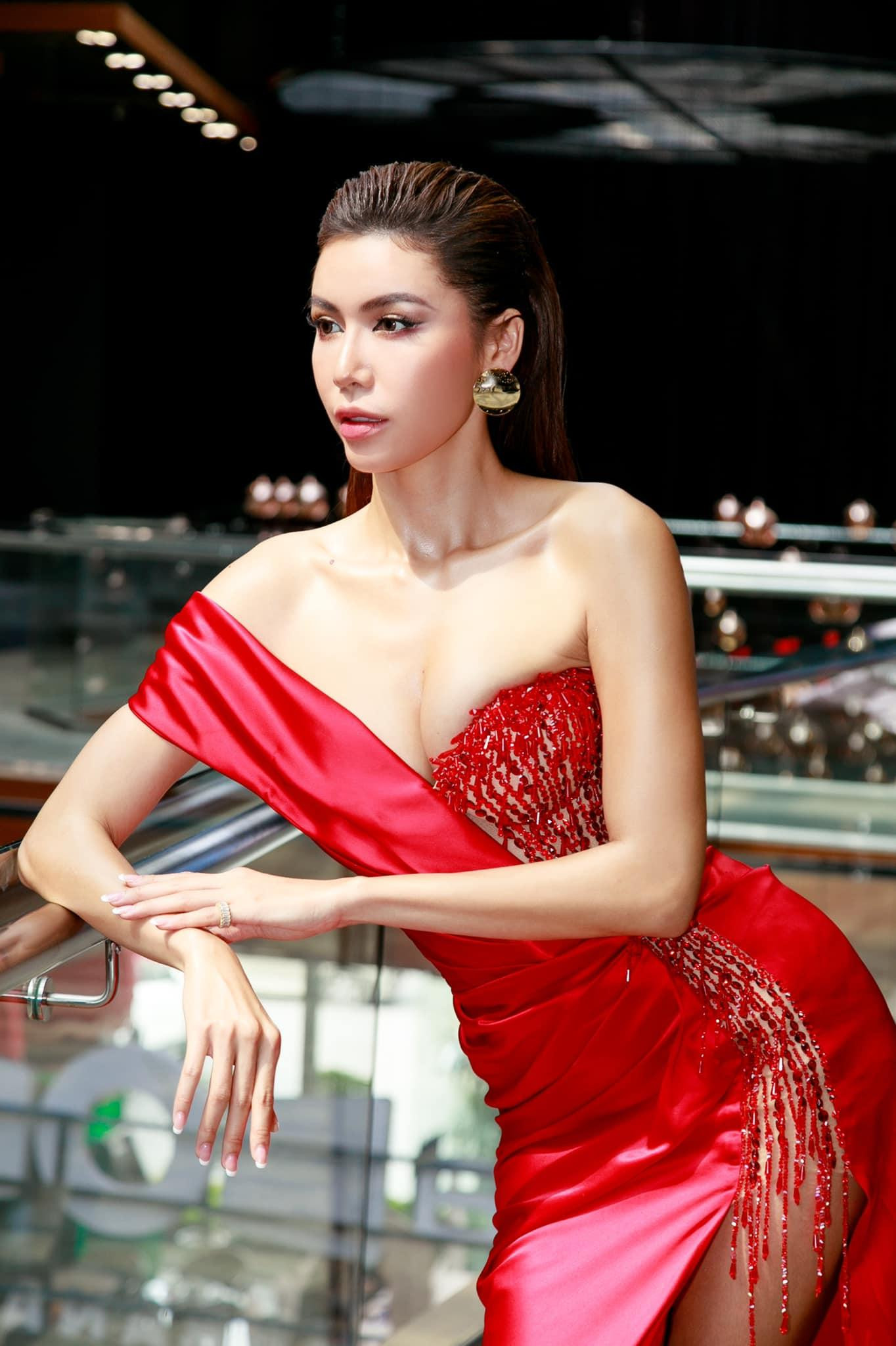 Minh Tú diện váy cúp ngực đỏ rực khoe vòng một nóng bỏng. Minh Tú diện váy cúp ngực đỏ rực khoe vòng một nóng bỏng.