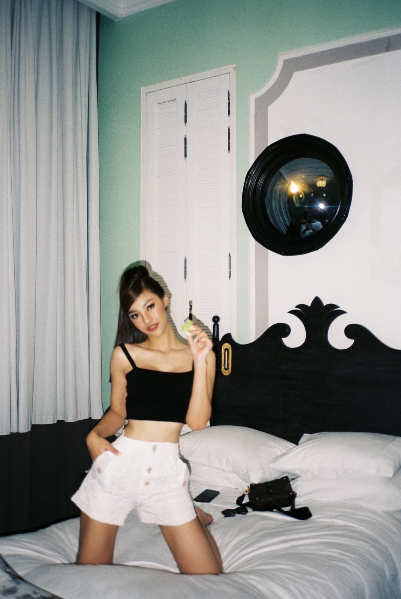 Á hậu Kiều Loan ngày càng táo bạo và gợi cảm trong phong cách thời trang.