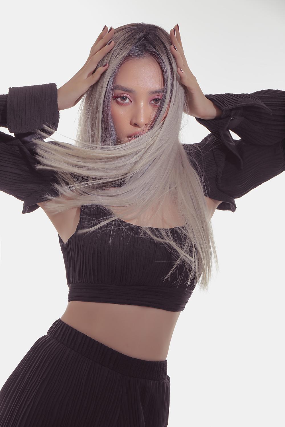 Nàng hậu xinh đẹp cũng không ngại ngần bước ra khỏi những hình ảnh an toàn đóng khung.