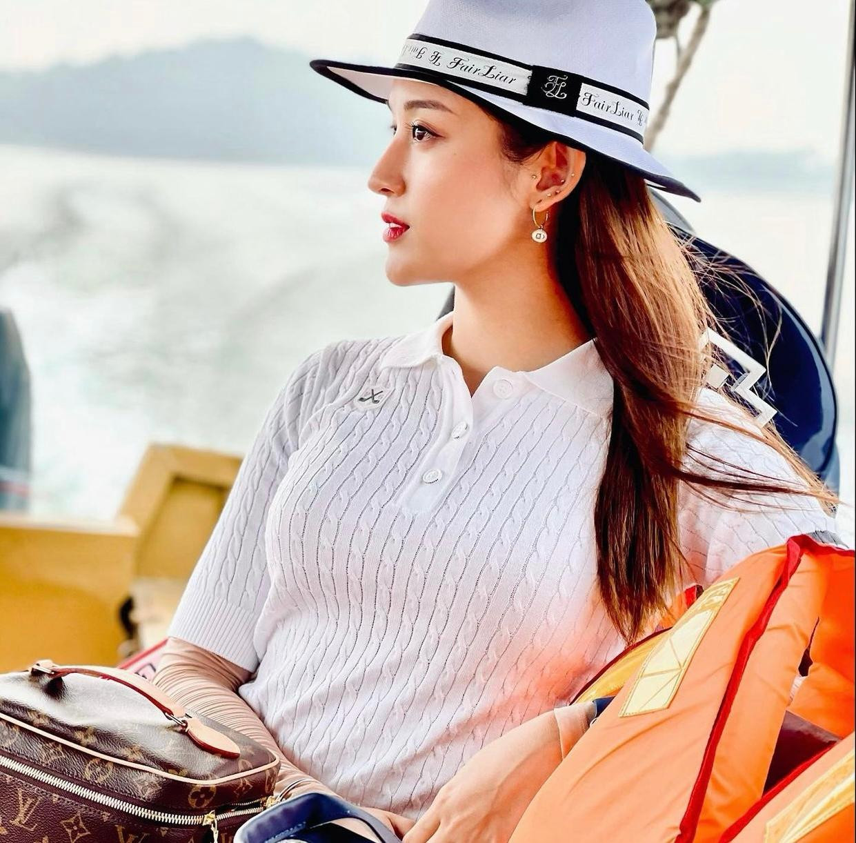 Á hậu Huyền My xinh đẹp yêu kiều tựa nàng công chúa thanh lịch trên sân golf.