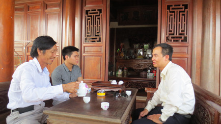 Anh Nguyễn Văn Bình (phải) tiếp đón khách bên ngôi nhà gỗ mà anh cho là đem lại nhiều may mắn. Anh Nguyễn Văn Bình (phải) tiếp đón khách bên ngôi nhà gỗ mà anh cho là đem lại nhiều may mắn