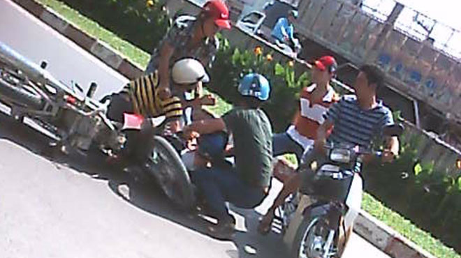 Đầu nậu ma túy Hùng giao ma túy cho một con nghiện. Ảnh: A.T. (trích từ video clip)