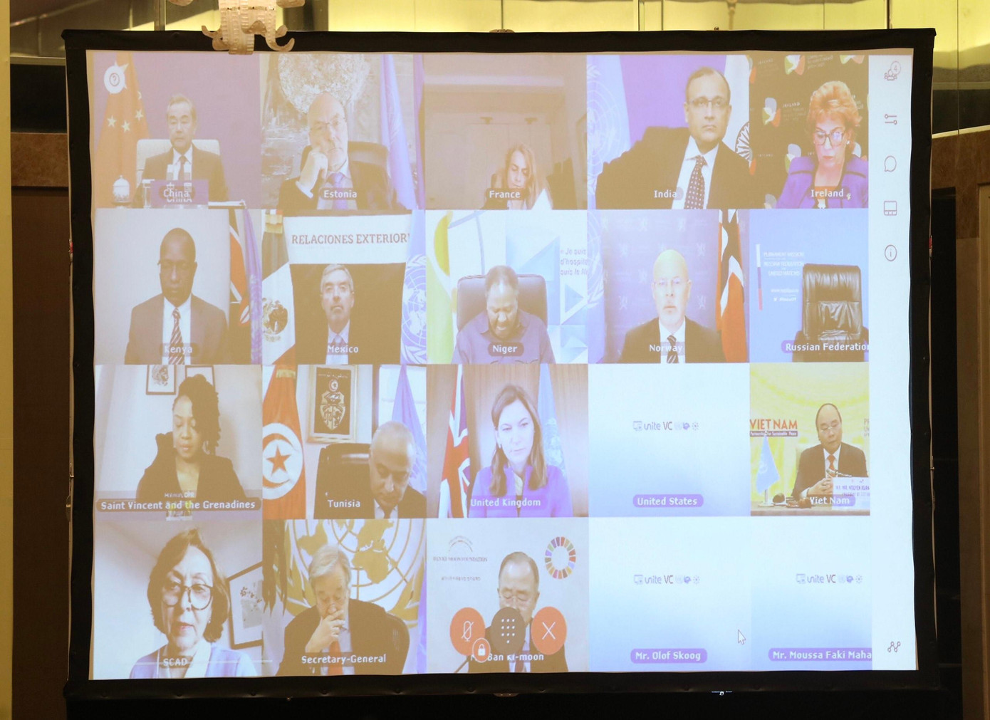 Đại diện các nước tham dự phiên thảo luận trực tuyến. (Ảnh: Như Ý)