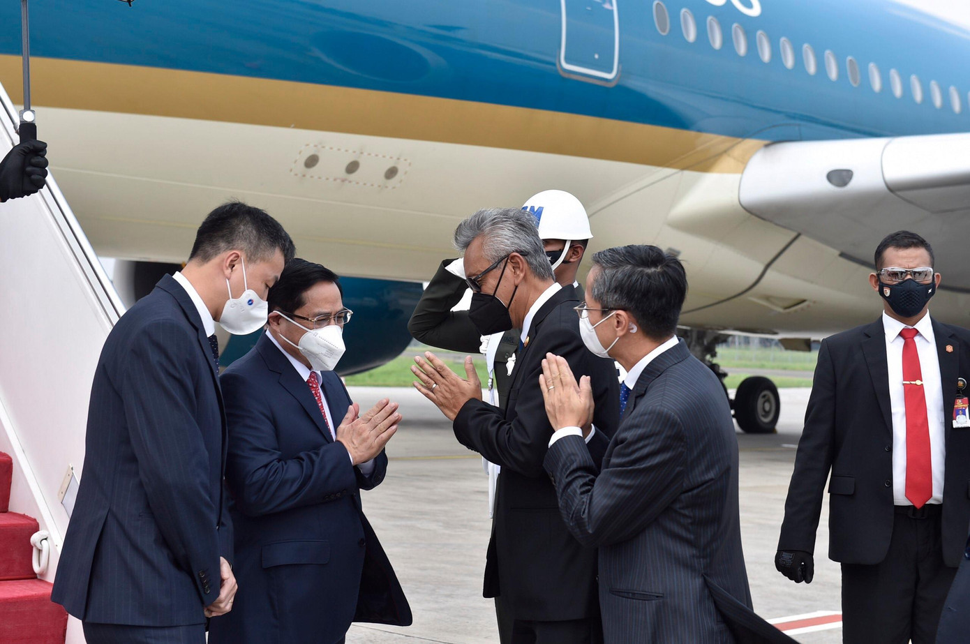 Các quan chức Indonesia đón Thủ tướng Phạm Minh Chính tại sân bay vào chiều 23/4. (Ảnh: Đoàn Bắc)