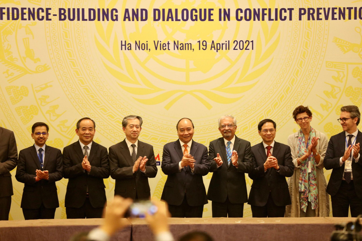 Chủ tịch nước Nguyễn Xuân Phúc cùng đại diện LHQ và đại diện các nước tại Việt Nam tham dự phiên thảo luận. (Ảnh: Như Ý)