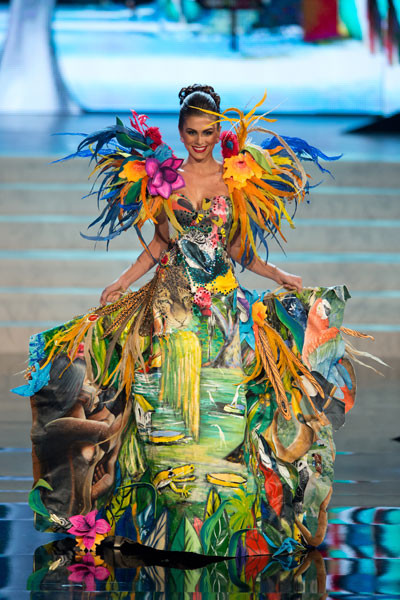 Dẫn đầu là Hoa hậu Brazil Gabriela Markus.