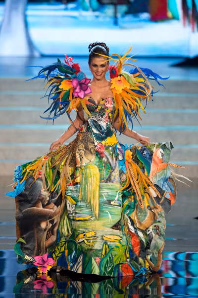 Dẫn đầu là Hoa hậu Brazil Gabriela Markus.