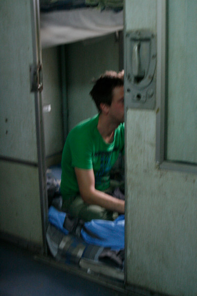 Hai vị khách nước ngoài ở trong phòng của nhân viên