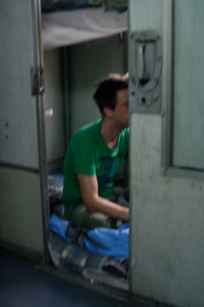 Hai vị khách nước ngoài ở trong phòng của nhân viên. Hai vị khách nước ngoài ở trong phòng của nhân viên